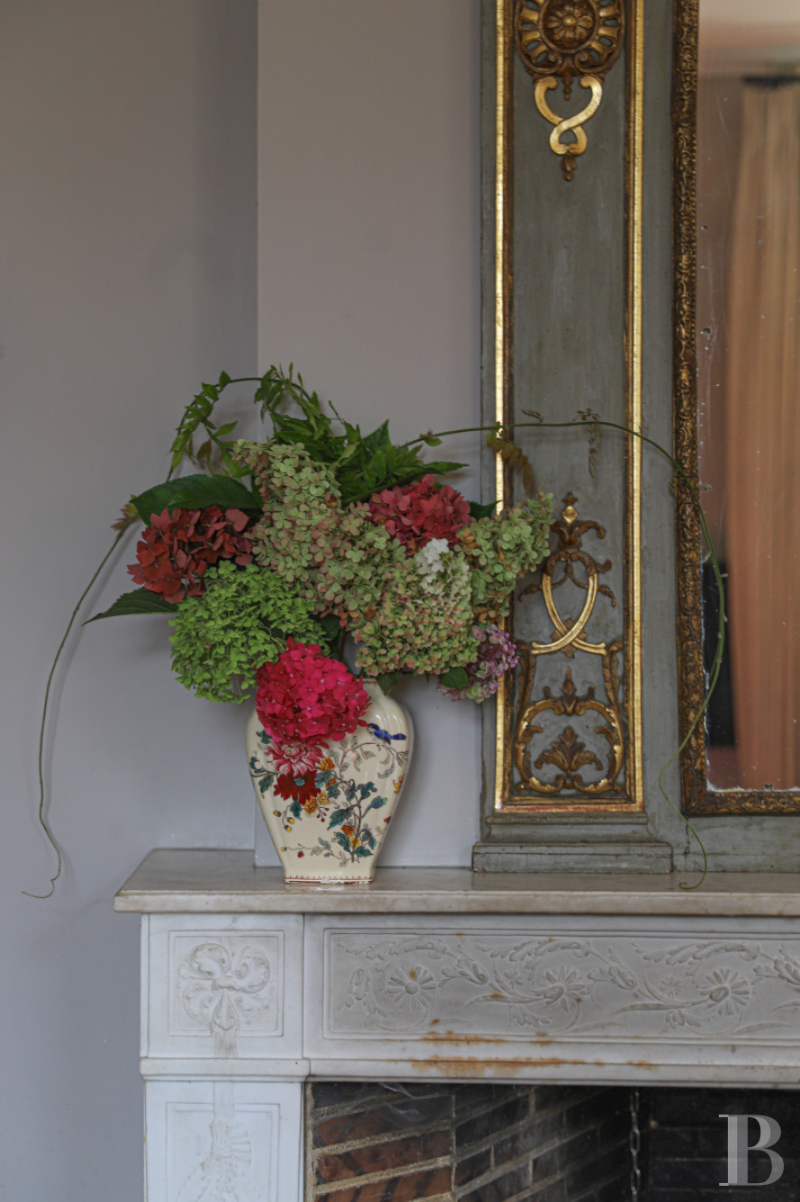 Dans le Perche, au nord-est de Bellême, une maison des 18e et 19e siècle au milieu de grands arbres  - photo  n°17